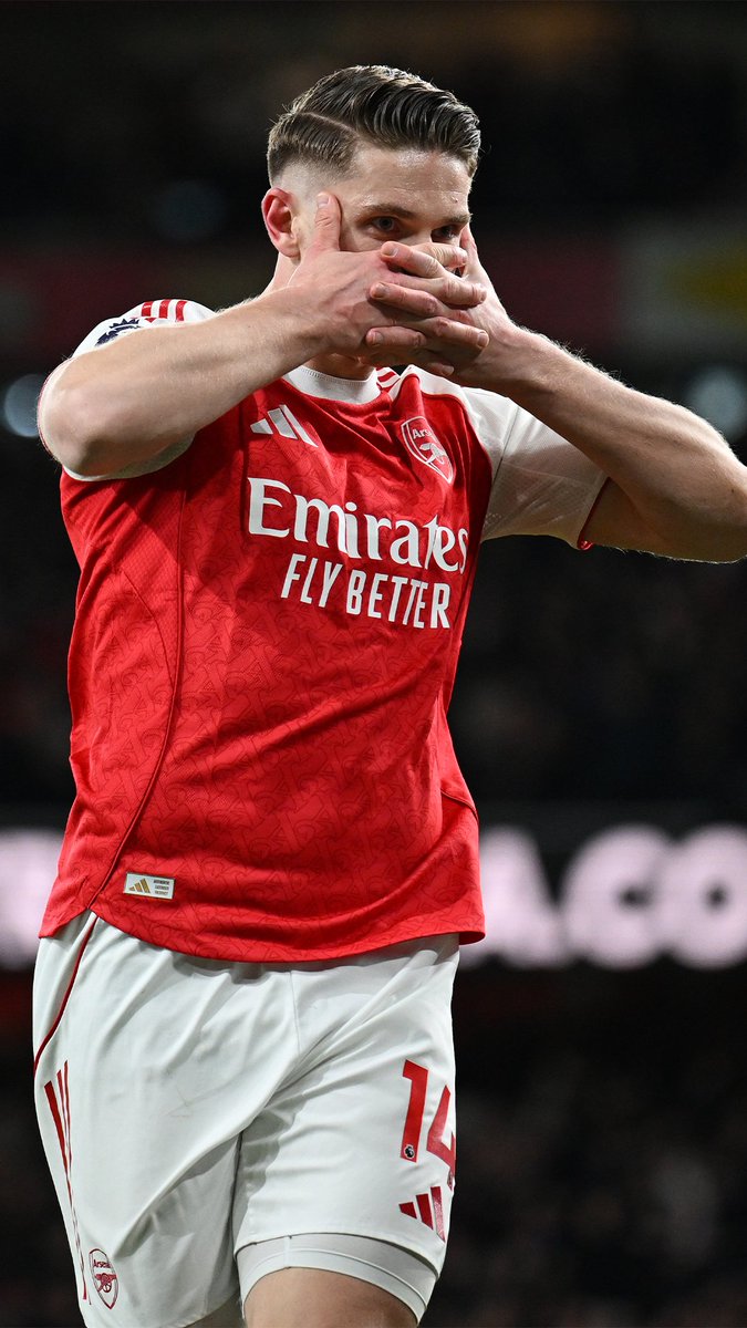 Roof raised 🔊 Revisiting Viktor's late goal against Everton 🤩