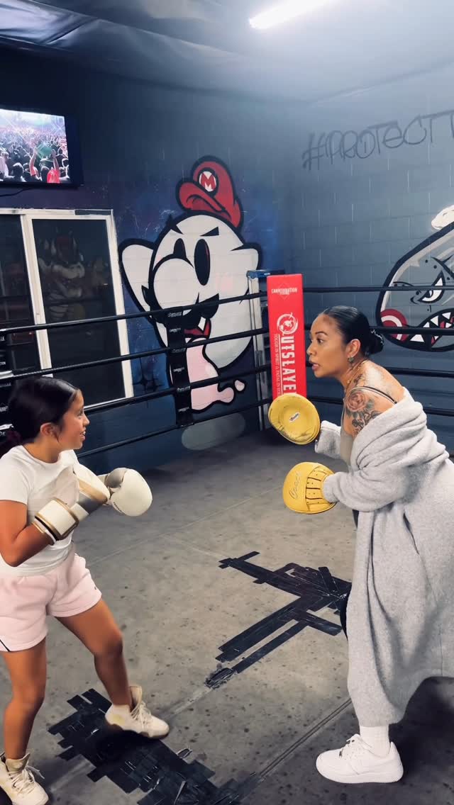 I don't want problems with a woman training a boxer, in a cardigan while looking away 😂