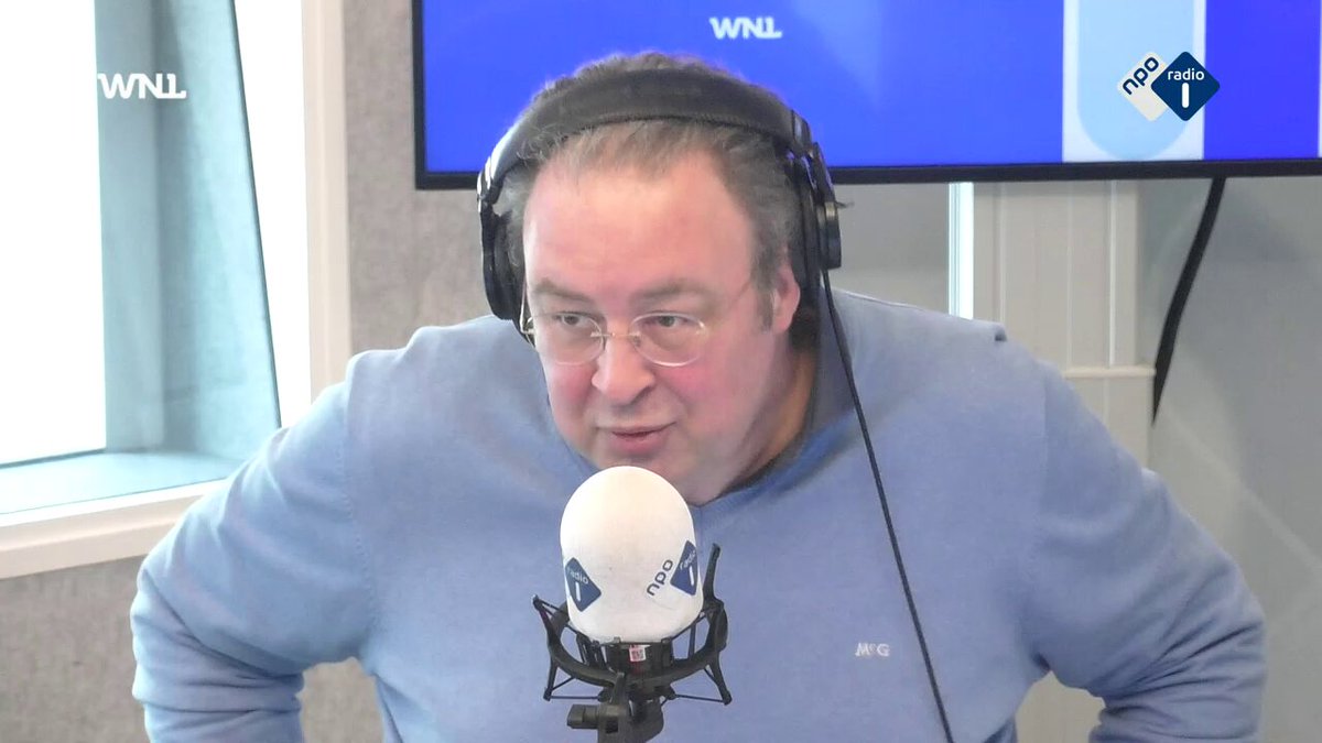 Volt-leider Laurens Dassen vindt het onbegrijpelijk dat Geert Wilders zo'n hoge pet opheeft van de Hongaarse premier Orbán. Dassen vindt Orbán een "verrader van de Europese waarden". "We zien dat zijn regering info aan de Russen doorspeelt." #WNL #Svenop1