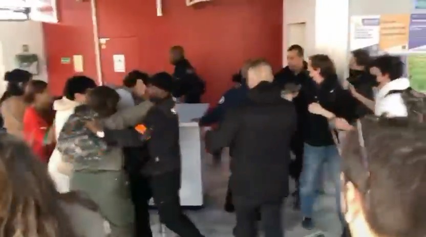 At Université Paris Nanterre 🇫🇷, during the “Village de l’égalité” (Equality Week), Jewish students set up a table to raise awareness about antisemitism. They were suddenly surrounded, mobbed, and assaulted by a Free Palestine crowd. Because apparently, even in spaces meant for equality, talking about antisemitism is enough to get Jews attacked. The irony is hard to miss.