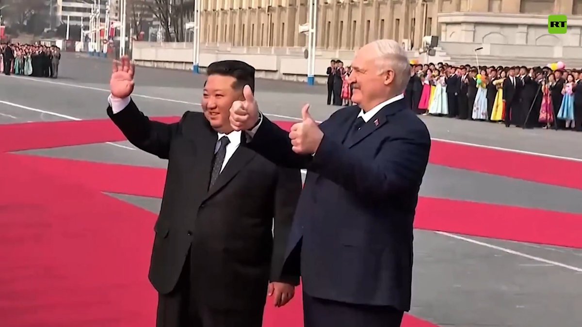 🇰🇵🇧🇾Kim Jong-un recibe al presidente bielorruso Un cálido abrazo, una banda militar y una guardia de honor: el líder de la República Popular Democrática de Corea, Kim Jong-un, recibió al presidente de Bielorrusia, Alexánder Lukashenko, en Pionyang. 📰