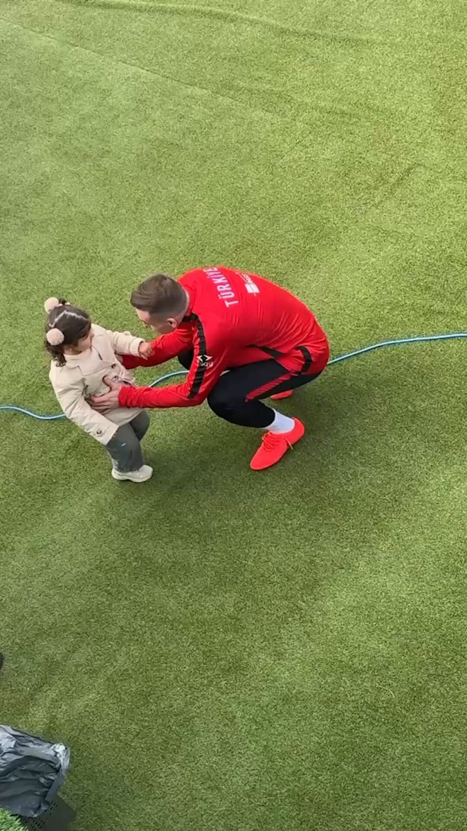 Arda Güler, Kenan Yıldız ve Kerem Aktürkoğlu, minik hayranlarıyla fotoğraf çektirdi.