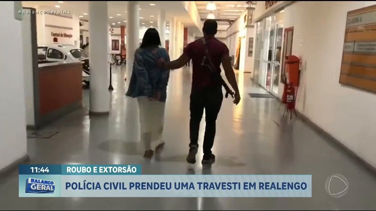 A Polícia Civil prendeu, em Realengo, uma travesti por roubo, extorsão e cárcere privado. #BalançoGeralRJ 🎥 Reprodução/Record Rio