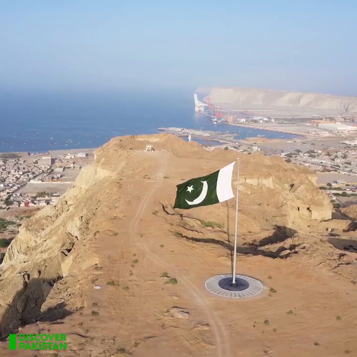گوادر دنیا کی گہری ترین بندرگاہوں میں سے ایک ہے ۔ اس کی گہرائی تقریباً 14.5 میٹر سے زائد ہے، جس کا مطلب ہے کہ دنیا کے بڑے سے بڑے مال بردار جہاز یہاں براہ راست لنگر انداز ہو سکتے ہیں۔ بہت سی عالمی بندرگاہوں پر بڑے جہازوں کو لانے کے لیے سمندر کی کھدائی کرنی پڑتی ہے، لیکن اللہ نے گوادر کو یہ تحفہ قدرتی طور پر دیا ہے۔ اس بندرگاہ کے ذریعے چین اور وسطی ایشیائی ریاستوں کا سمندری فاصلہ ہزاروں کلومیٹر کم ہو گیا ہے۔ جو سفر پہلے ہفتوں میں طے ہوتا تھا، اب وہ دنوں میں ممکن ہے۔ یہ خلیج فارس کے دہانے پر واقع ہے، جہاں سے دنیا کی تیل کی تجارت کا بڑا حصہ گزرتا ہے۔ اس مقام کی وجہ سے گوادر پوری دنیا کی توجہ کا مرکز ہے۔ گوادر کو ایک سمارٹ پورٹ سٹی کے طور پر تیار کیا جا رہا ہے۔ یہاں جدید ترین ٹرمینلز، فری زونز اور ایک بین الاقوامی ہوائی اڈہ تعمیر کیا گیا ہے جو خطے میں ترقی کے نئے دروازے کھولے گا۔