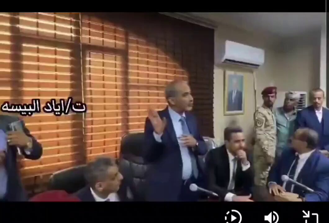 الله يلعنnك انت والجمهوريه اليمنيه عيدروس الزبيدي اخراجك من عند الحوثين مقابل مية أسير حوثي واليوم ترد المعروف هكذا. انت مجرد شخص آخرتة فندق في الرياض ولن يكون لك مكانا في عدن صبرك يا كلب رشاد مخبازه