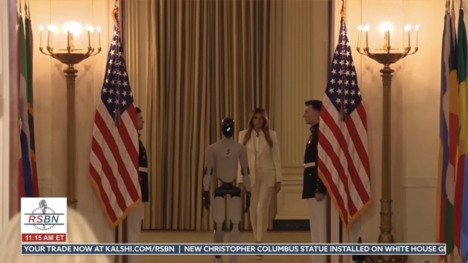 🚨BREAKING: MELANIA ENTERS THE WHITE HOUSE WITH A ROBOT