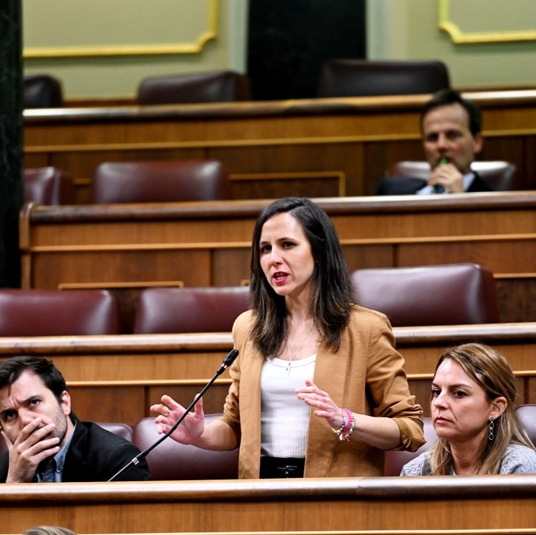 María es una enfermera del SERMAS que lleva 15 años encadenando contratos temporales. Este abuso, que sufren cientos de miles de personas, tiene que terminar. El Estado debe consolidar las plazas y garantizar #FijezaYa