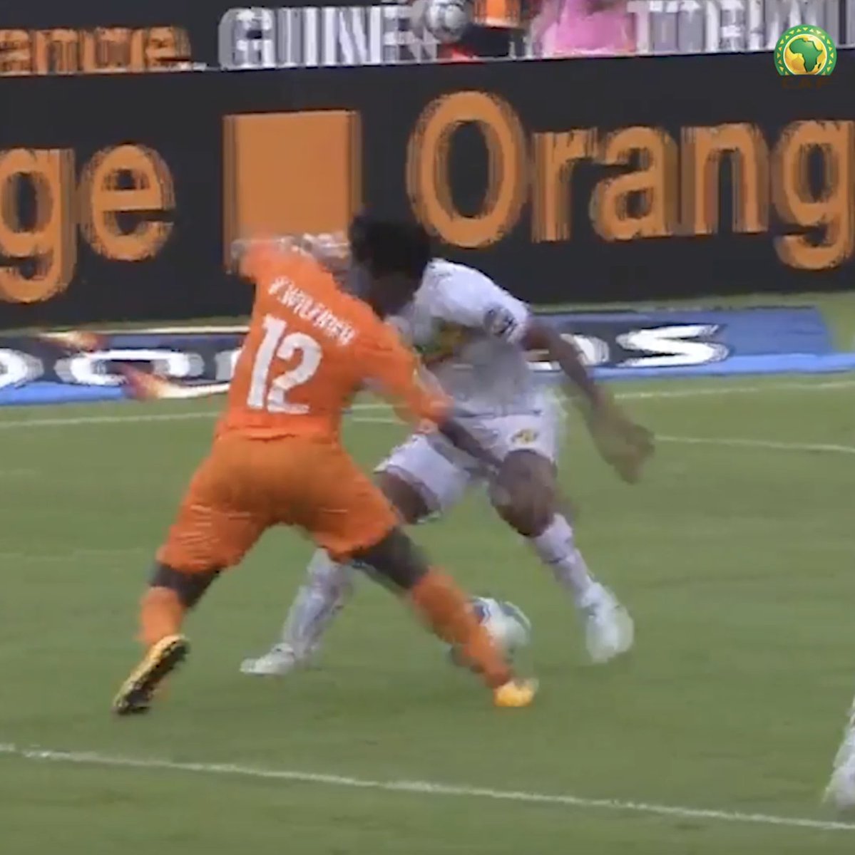 Wilfried Bony avait littéralement 𝗗𝗘́𝗧𝗥𝗨𝗜𝗧 son défenseur sur cette virgule ! 😱🇨🇮 La violence du geste...