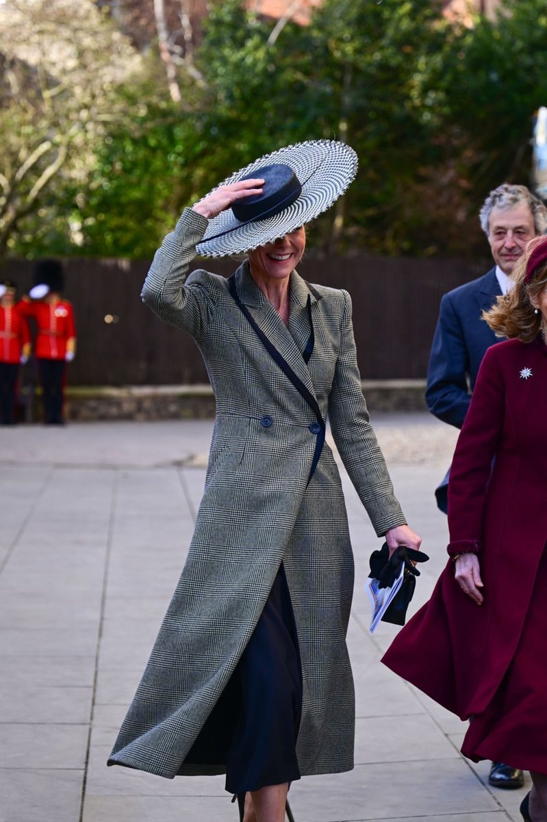 The Prince and Princess of Wales leaving Canterbury Cathedral this afternoon. Despite the strong wind, the Princess remained poised and graceful 🤍 🎥 pointdevue