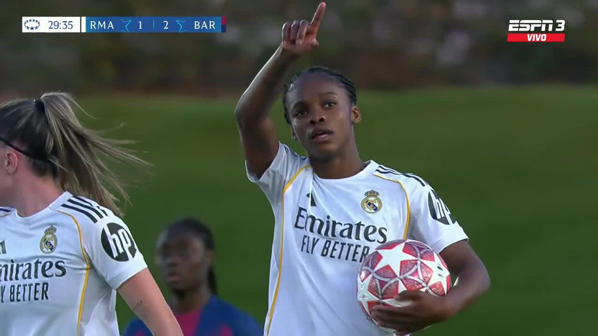 🇨🇴 GOLAZO de Linda Caicedo. La colombiana marcó el descuento para el 2-1 de #RealMadrid ante #Barcelona, al 30’, por Champions League 👀 Es su tercera anotación en la fase regular de la competencia
