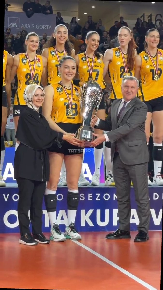 🏆 Kupa, kaptan Zehra Güneş'in ellerinde yükseliyor. #TRTSporDijital