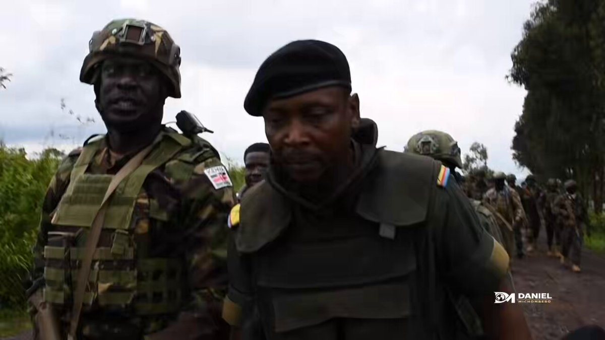 #RDC 🇨🇩 : Le 23 décembre 2022, les rebelles du M23 ont appelé les journalistes à venir observer leur retrait dans le territoire de Nyiragongo au nord de la ville de Goma dans le village de Kibumba. Mais, comme aujourd’hui encore à Lubero, ils ne précisent ni leur destination ni la suite de leurs mouvements. Dans cette vidéo, j’ai posé la question à Willy Ngoma à plusieurs reprises. Ses réponses étaient surprenantes, avant qu’un militaire RDF ne lui lance un avertissement en anglais. Vidéo ⤵️