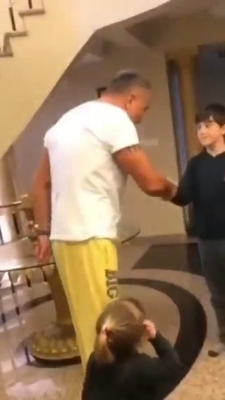 ARŞİV | REİS SEDAT PEKER oğlunun misafirini karşılıyor: “Sen ders çalışmazsın oğlum.”