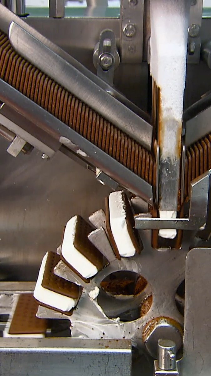 Making 140 ice cream sandwiches per minute 🍦😋 #HowItsMade #icecream