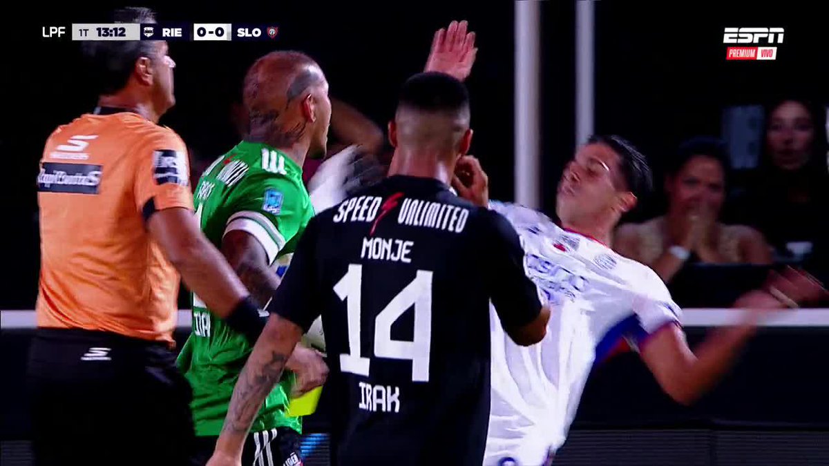 🇦🇷🚨 LO MISMO DE SIEMPRE: Nacho Arce fue a buscar la pelota hasta la mitad de la cancha, le salió mal y terminó amonestado.