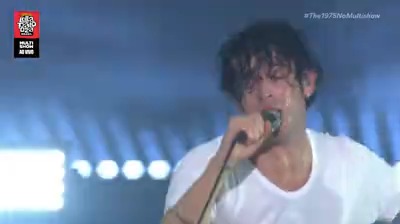 Há três anos atrás, The 1975 se apresentava no palco Budweiser, no Lollapalooza.