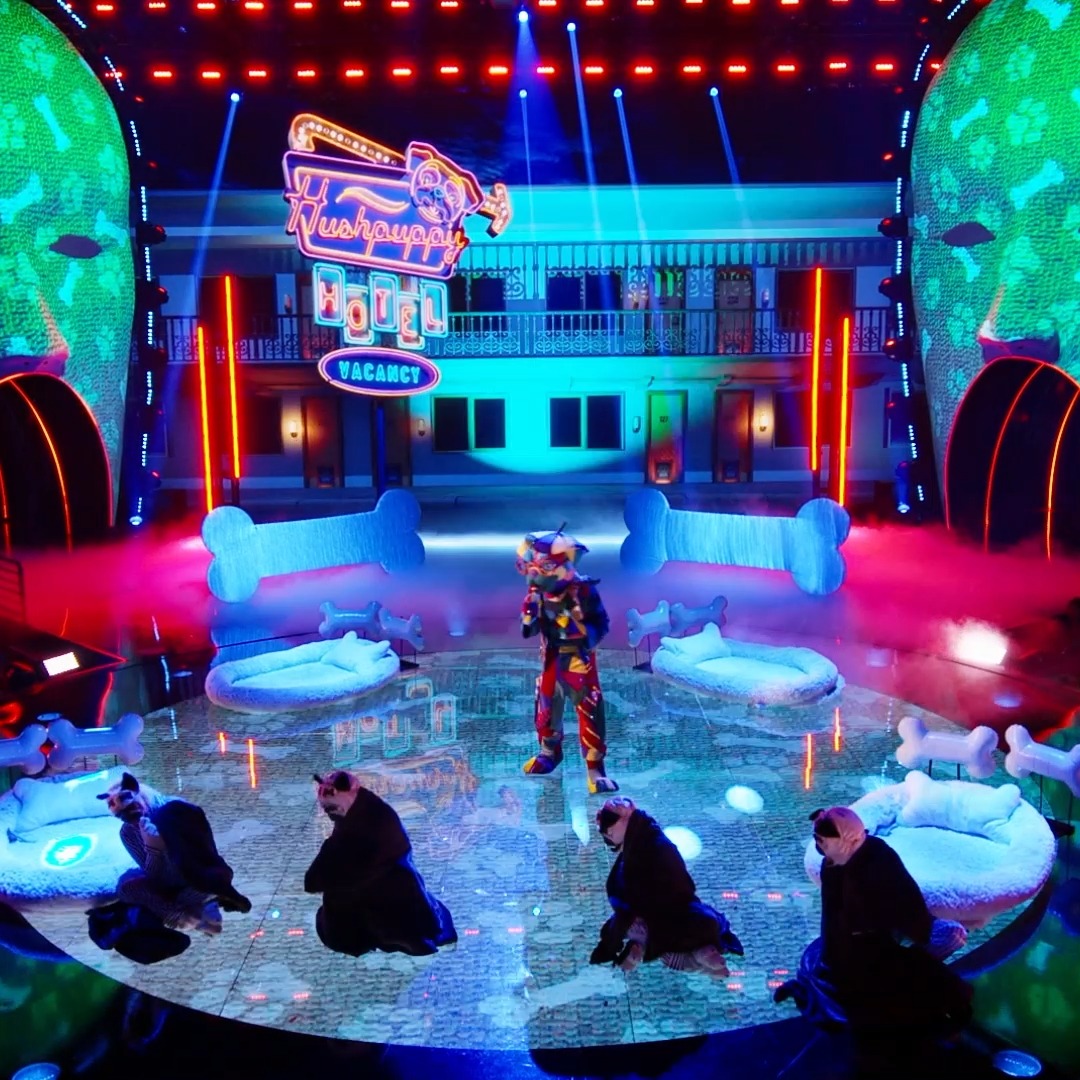 #PugcassoMask just turned the stage into his canvas, yet again! 🤩🎨 #TheMaskedSinger