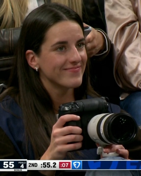 ¡Caitlin Clark cambió los tiros de 🏀 por los de 📸! Está de fotógrafa en el Lakers vs Pacers. 🤩