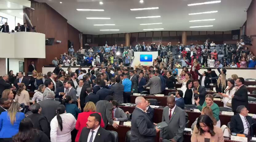 ¡¡Qué vergüenza dan!! Son unos vulgares farsantes, burlándose del pueblo hondureño, fingiendo una pelea por ‘justicia’ cuando todo no es más que un show barato y asqueroso. Se empujan, gritan y hacen teatro como cipotes peleando en la escuela, pero por debajo de la mesa LIBRE y Nacionales se entienden perfectamente, si no observen el video como se empujan y se ríen entre ellos. Basta de tanta hipocresía...
