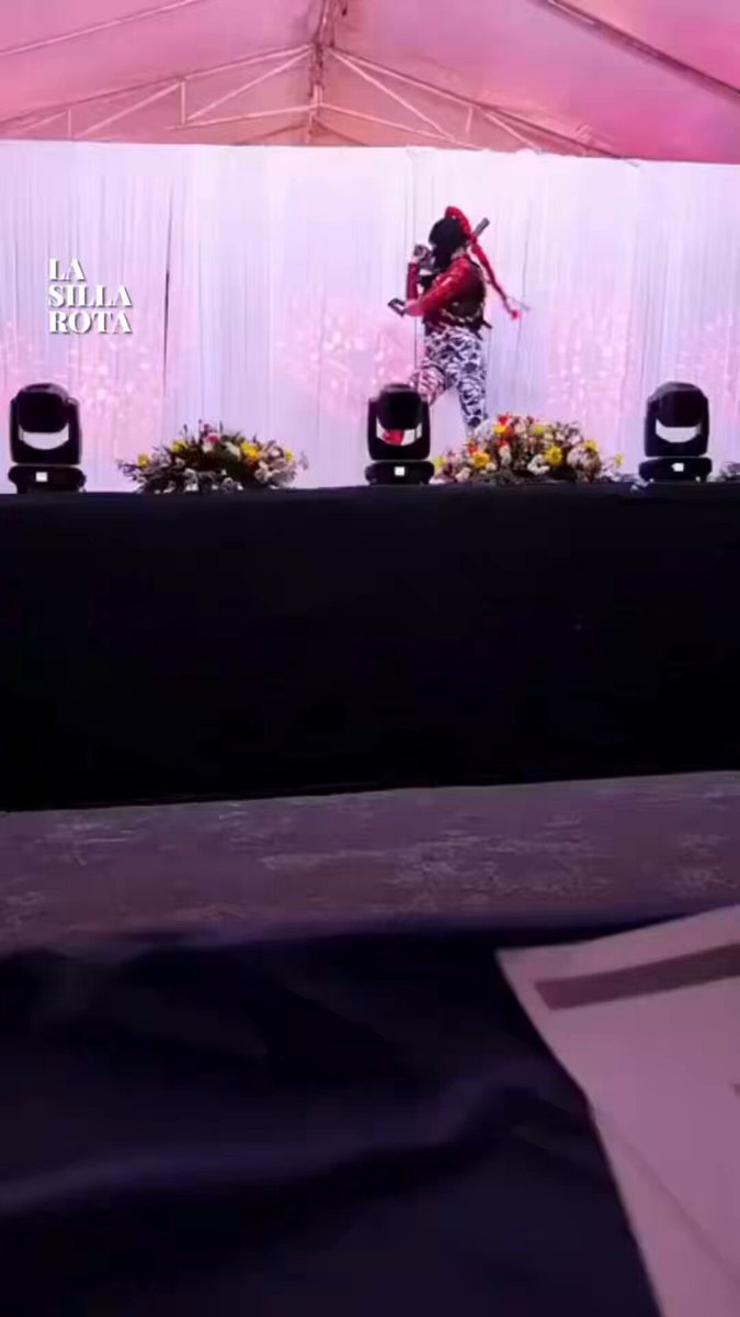 🚨 POLÉMICA EN MICHOACÁN: ALUMNOS BAILAN CON RÉPLICAS DE ARMAS EN EVENTO ESCOLAR Un video del Colegio de Bachilleres del Estado de Michoacán muestra a estudiantes realizando el “Baile de Sectoriales” con armas de utilería como parte de la coreografía, lo que desató debate en redes sobre la representación de la violencia en un entorno académico. 📹 La presentación incluyó alusiones a presidentes municipales asesinados en Michoacán, como Carlos Manzo, así como fragmentos de mensajes oficiales sobre el Plan Michoacán. Información La Silla Rota