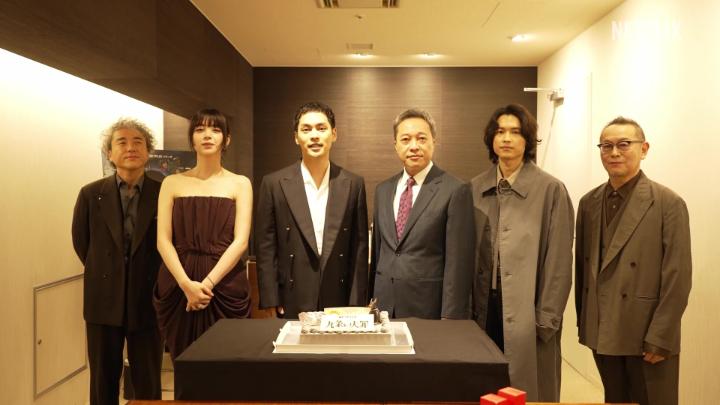 配信直前イベントの舞台裏映像公開！ キャスト陣と監督から "グレー"の『九条の大罪』特製ケーキで サプライズお祝い🎂 3月26日お誕生日の柳楽優弥さん🥳 3月21日お誕生日の音尾琢真さん🥳 ✨お誕生日おめでとうございます✨ #九条の大罪 #sinsofkujo #ネトフリで九条