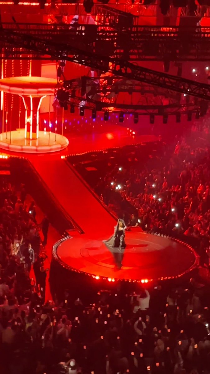 Lil’ Kim joins Cardi B onstage at Madison Square Garden for the Little Miss Drama Tour in New York City. 🔥🔥🔥