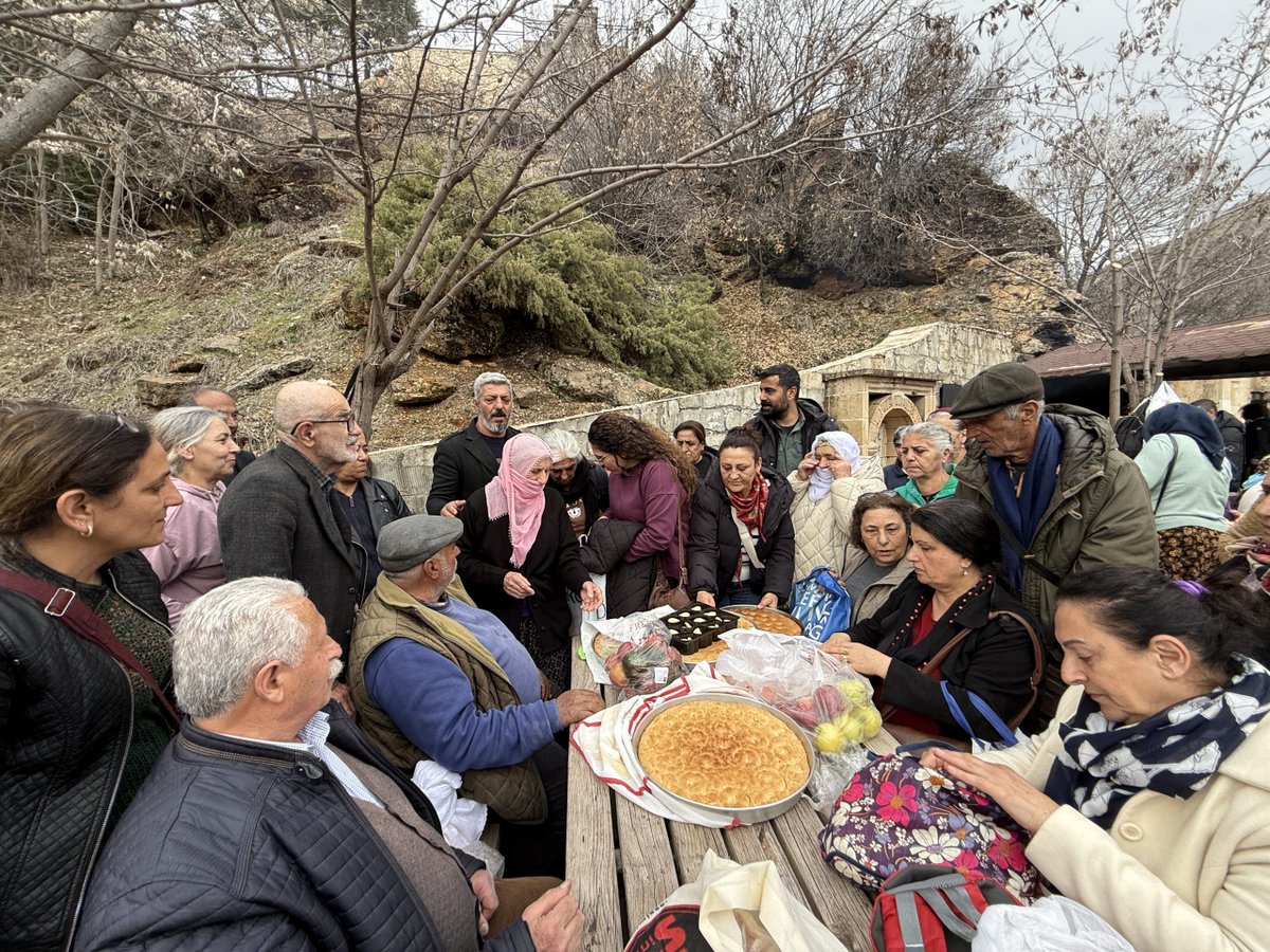 Aleviler için kutsal olan Kara Çarşamba’nın son günü nedeniyle yurttaşlar, Dersim’de bulunan Gola Çetu Ziyaretgahına gelerek çerağlar uyandırıp, lokmalar pay etti. 👇