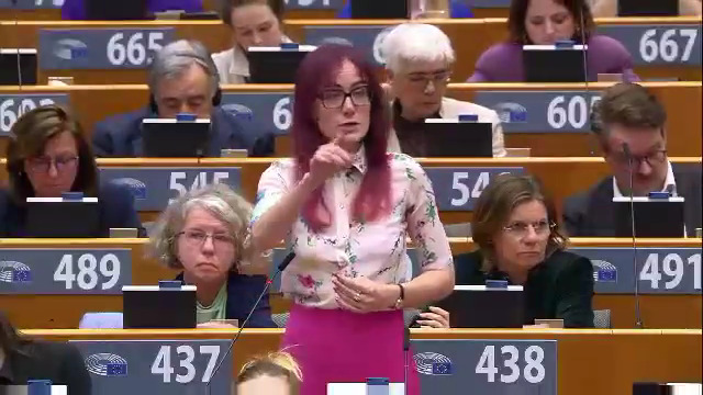 🇫🇷🚨 11h, vote #ChatControl : ils veulent détruire la vie privée. L'eurodéputée Pirate Markétka Gregorová 🦄 ne cède pas, ne cédez pas non plus ! 🏴☠️ Appelez les eurodéputés marqués "soutient". Nous n'accepterons JAMAIS la surveillance de masse. Agissez : ☎️