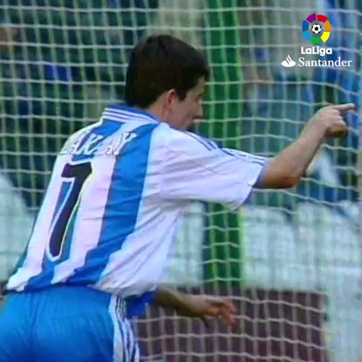 ๐น | Hoy se cumplen 2๏ธโฃ6๏ธโฃ aรฑos de este 'doblete' โฝ de ๐ณ๐ฑ Roy Makaay con el RC Deportivo. โ๐ฝ Fue en un partido de #LaLiga (99/00) entre RC Deportivo y Real Oviedo que acabรณ 3-1.