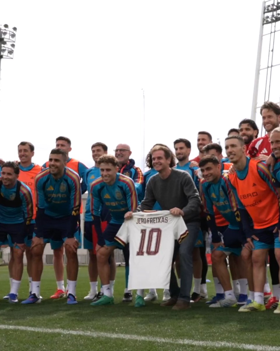 😜 ¡Las promesas están para cumplirlas! Jero Freixas visita a la @sefutbol en Las Rozas y recibe la camiseta que todos quieren (y personalizada) de manos de Luis de la Fuente. ¡Normal que tengas esa súper sonrisa, pibe! #VamosEspaña