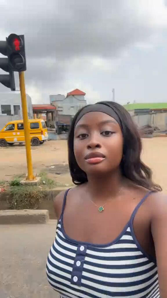 Chai! Na Lasma this girl go meet this time around. The man self no really care, he kiss her oo 😂