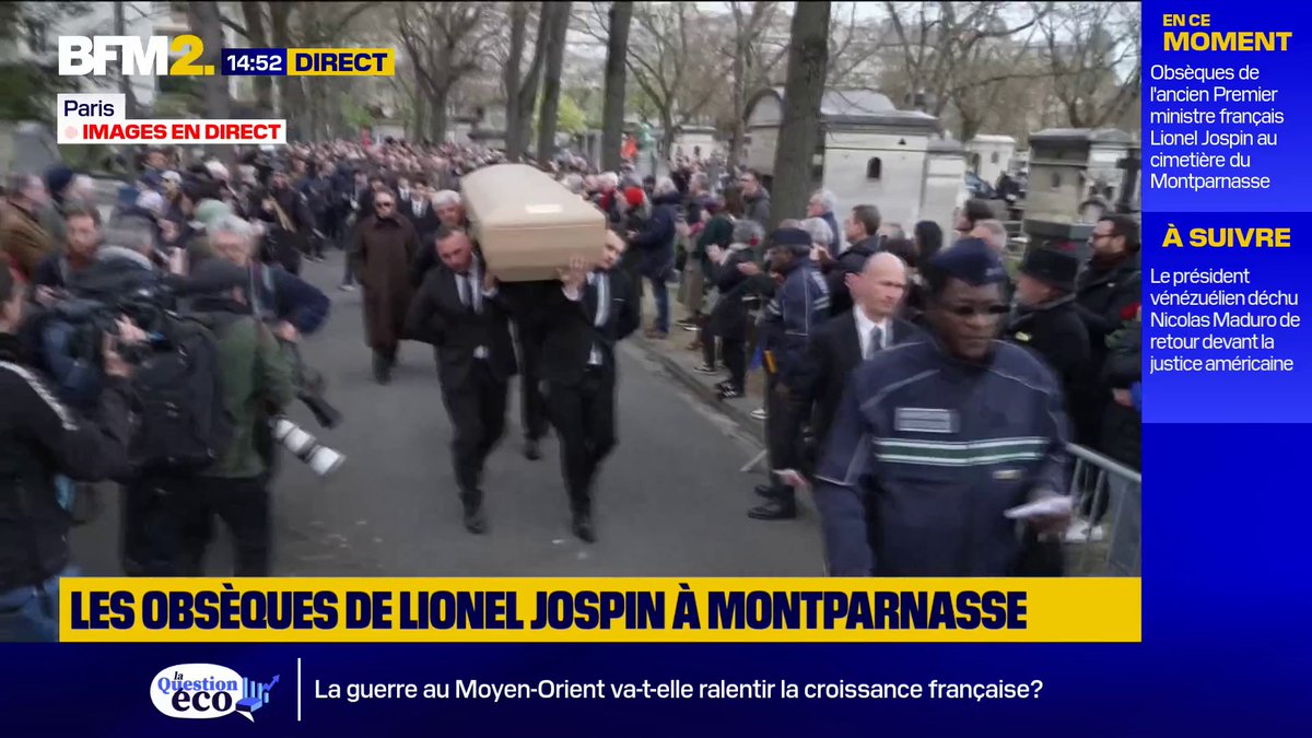 Applaudissements de politiques, militants et citoyens lors de l'arrivée du cercueil de Lionel Jospin, au cimetière du Montparnasse où les obsèques de l'ancien Premier ministre ont lieu #BFM2