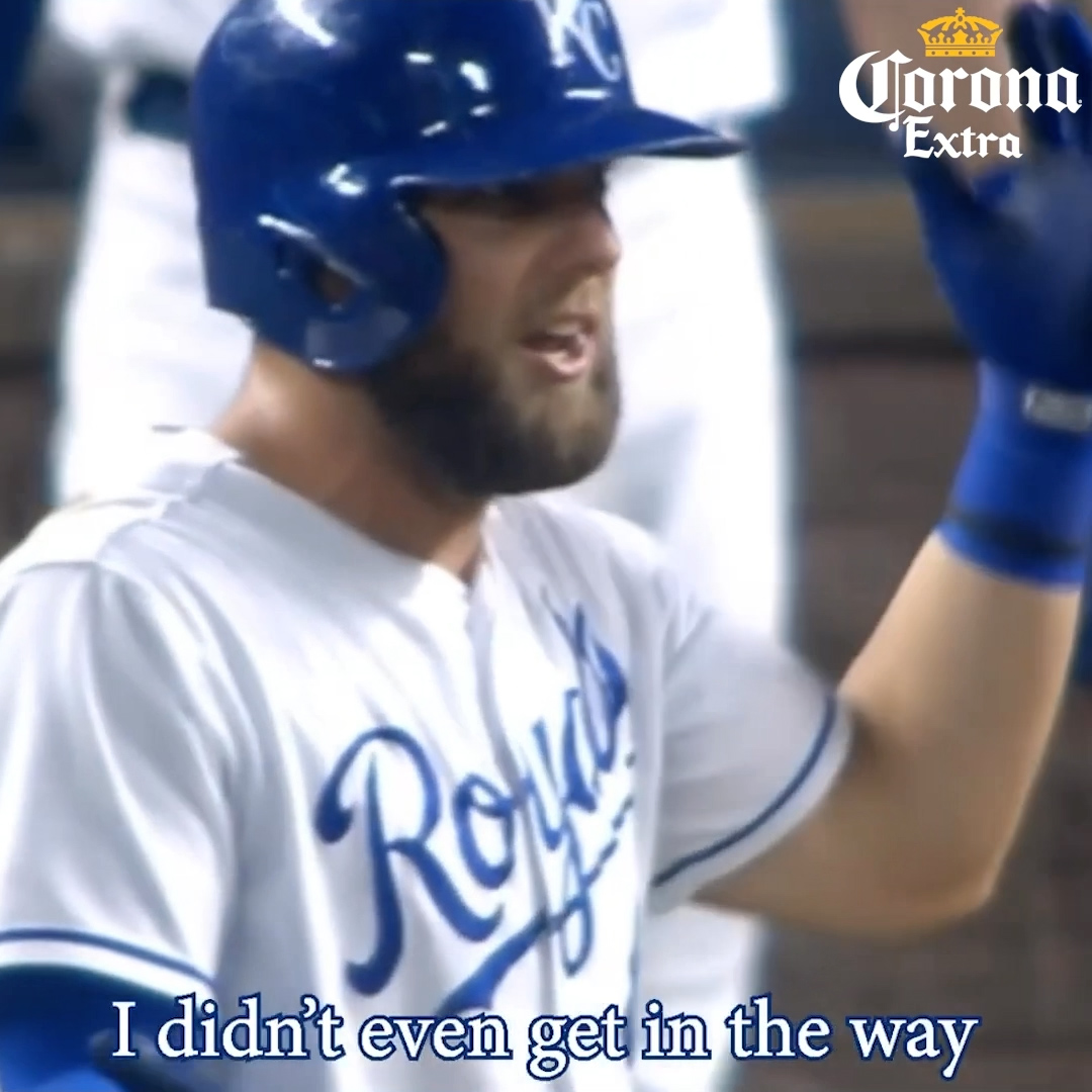Catcher's hand left bloody after hitting the bat while throwing, a breakdown