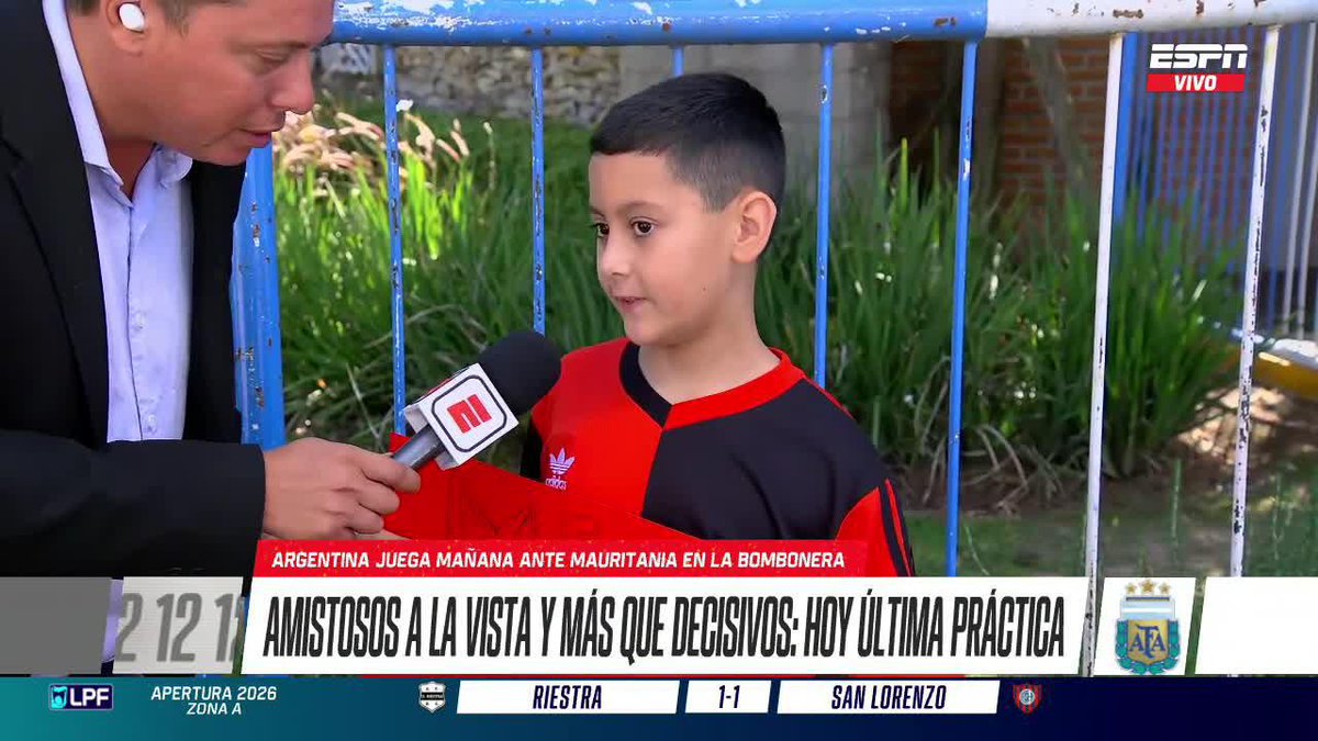 EL NIÑO QUE QUIERE QUE MESSI JUEGUE EN NEWELLS Atención a este fan que se encuentra en la puerta del predio de la AFA y le hizo el pedido al capitán. ▶️ Mirá #ESPNF12 en el Plan Premium de #DisneyPlus