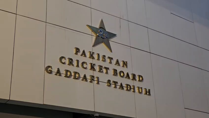 لاہور۔ ایچ بی ایل پی ایس ایل 11 کا آغاز وزیراعلی پنجاب مریم نواز شریف کی قذافی سٹیڈیم آمد چئیرمین پاکستان کرکٹ بورڈ محسن نقوی نے وزیر اعلی پنجاب مریم نواز شریف کا خیر مقدم کیا وزیر اعلی پنجاب مریم نواز شریف کا پی ایس ایل 11 میں حصہ لینے والی ٹیمز کے مالکان سے تعارف کرایا گیا وزیر اعلی پنجاب مریم نواز شریف کا پی ایس ایل 11 میں شریک تمام ٹیموں کے لئے نیک خواہشات کا اظہار وزیر اعلی مریم نواز شریف کا افتتاحی میچ کی دونوں ٹیموں حیدر آباد کنگز اور لاہور قلندرز کے کھلاڑیوں سے بھی تعارف کرایا گیا لیجنڈ وسیم اکرم پی ایس ایل 11 کی ٹرافی گراونڈ میں لائے افتتاحی میچ سے قبل پاکستان کا قومی ترانہ بجا گیا چئیرمین پی سی بی محسن نقوی کا پی ایس ایل 11کے آغاز پر تمام ٹیموں کے لئے نیک تمناؤں کا اظہار وزیر اعلی پنجاب مریم نواز شریف اور چئیرمین پی سی بی محسن نقوی نے افتتاحی میچ بھی دیکھا سینئر صوبائی وزیر مریم اورنگزیب زیب۔ صوبائی وزراء سلمان رفیق۔ فیصل ایوب کھوکھر ۔ ایڈوائزر علی ڈار ۔ چیف سیکرٹری۔ چیف آپریٹنگ آفیسر پی سی بی سمیر احمد۔ چیف ایگزیکٹو آفیسر پی ایس ایل سلمان نصیر اور متعلقہ حکام بھی اس موقع پر موجود تھے