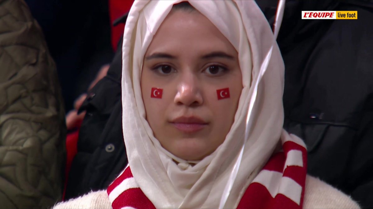 La Turquie joue son destin ! À domicile, les Turcs vont tenter de faire tomber les Roumains en demi-finale de barrages pour le Mondial 2026. L'ambiance s'annonce bouillante au Tüpras Stadyumu ! Suivez le match en direct ici > #lequipeFOOT