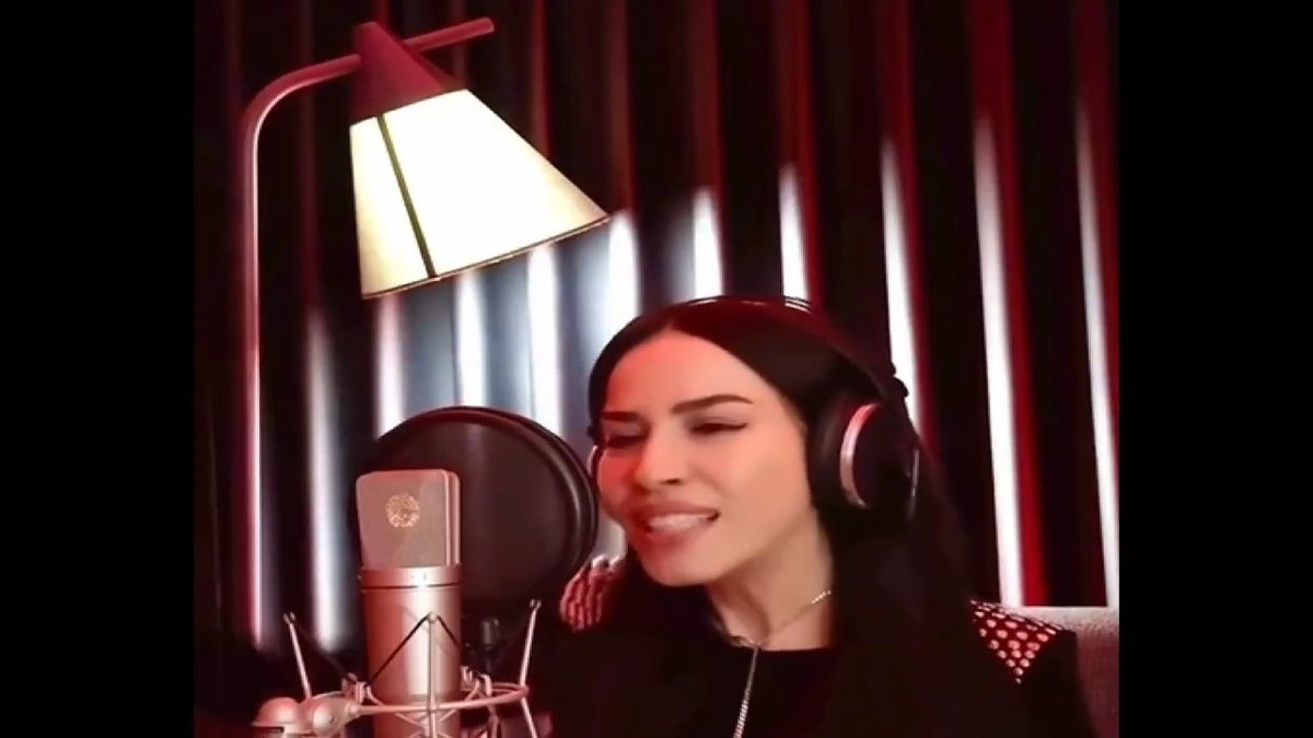 Burcu Güneş, şık bir şekilde mesajını vermiş: emek, disiplin, vokal... Zarif, net ve imalı... Diğer tarafta 3.sınıf İngilizceyle sahnede savrulan performanslar… kıyas bile yazık. "Show Must Go On"