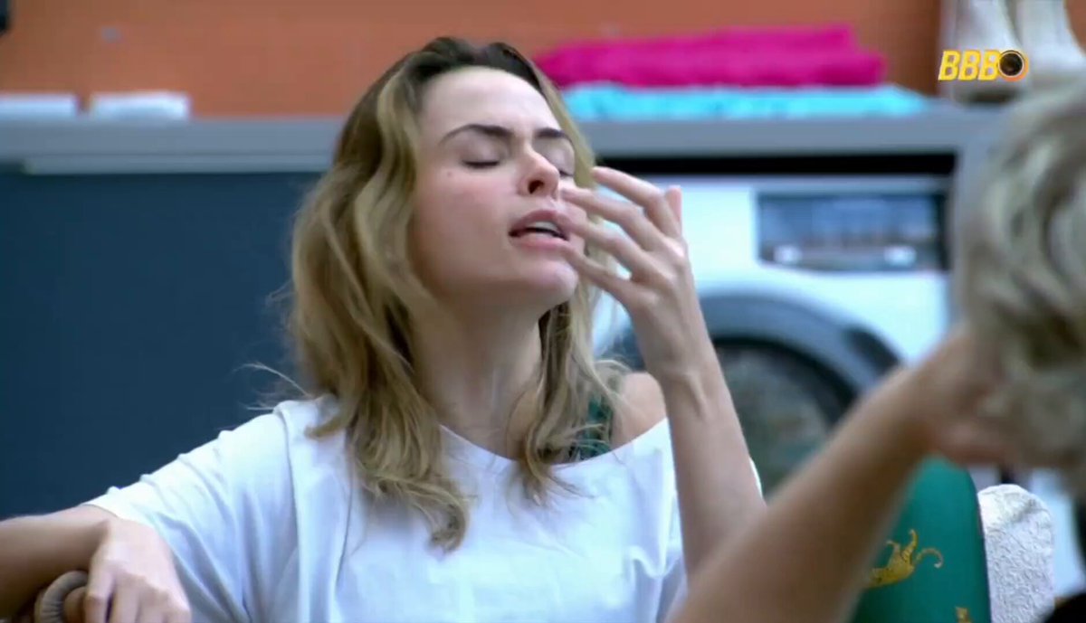 "Ainda bem que você me avisou, obrigada. Eu nao vou voltar, tá? Agora se eu voltar na sua frente e voce querer rebater na hora fica melhor do que voce pensar 48 horas depois ANA PAULA ESMURROU A MARCIELE KKKKKKKKKKK