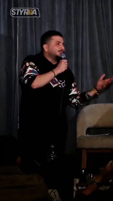 " هيك قالولنا لما اجو عالساحل " ستاند آب كوميدي يسخر من بني أمية ويتهم الدولة السورية بإرتكاب مجازر بالساحل ! مين الشخص المسؤول عن المسارح هي ؟