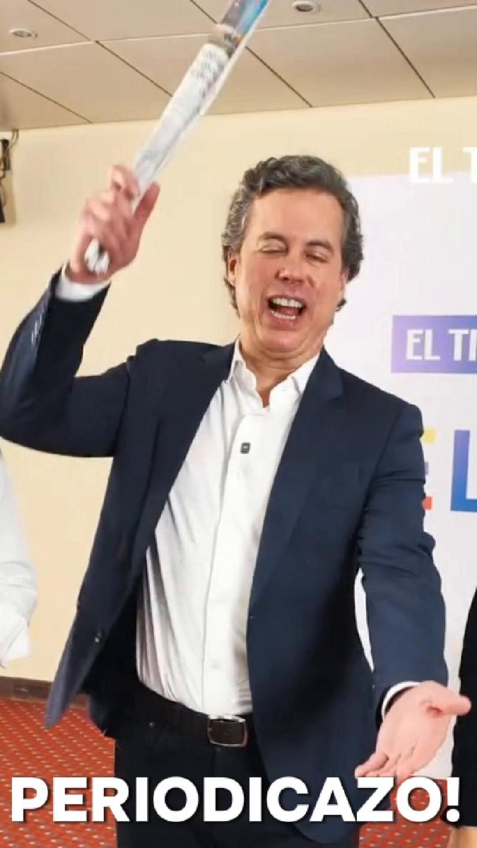 ¿Qué pasa cuando juntas a cinco idiotas en una sala y les das cinco periódicos enrollados?