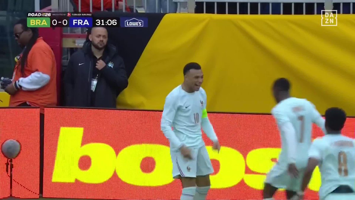 あまりにも鮮やか🌈 サッカー王国を黙らせた 🇫🇷エンバペ 裏抜けからの芸術ループ弾 🌍国際親善試合 🆚ブラジル×フランス 📺#DAZN ライブ配信中 #だったらDAZN