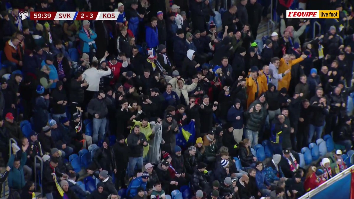 🇸🇰 – 🇽🇰 La petite douceur sur coup franc de Muslija ! Le Kosovo prend désormais les commandes du match face à la Slovaquie 🎯 Suivez le match en direct > #lequipeFOOT