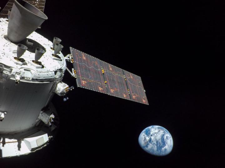 La nave espacial Orion será el hogar de la tripulación de NASA Artemis II en su viaje alrededor de la Luna. En este video, Luis Saucedo, subdirector de los módulos de tripulación y servicio de Orion, te cuenta sobre los componentes de esta nave espacial.
