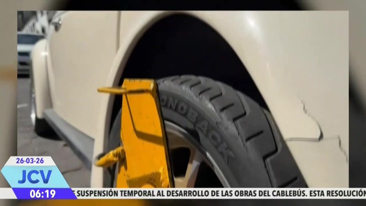 #Atención || Han comenzado a colocarse las denominadas “arañas” o inmovilizadores a los #vehículos que estén estacionados en la zona de #parquímetros del Centro Histórico con las placas ocultas. ⚠️ #NoticiasPuebla #Puebla #JuanCarlosValerioNoticias
