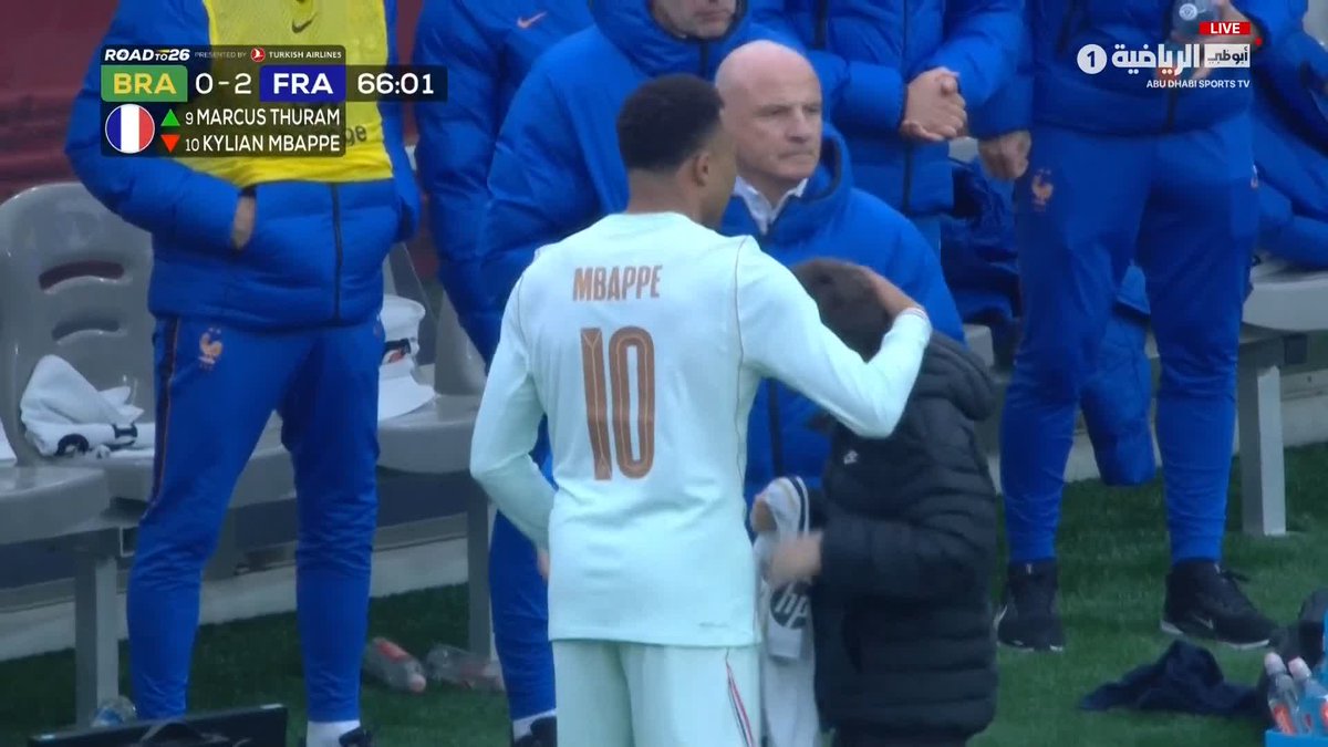 كيليان مبابي يغادر المباراة ويقوم بالتوقيع على قميص ريال مدريد 👕✍️ #البرازيل_فرنسا