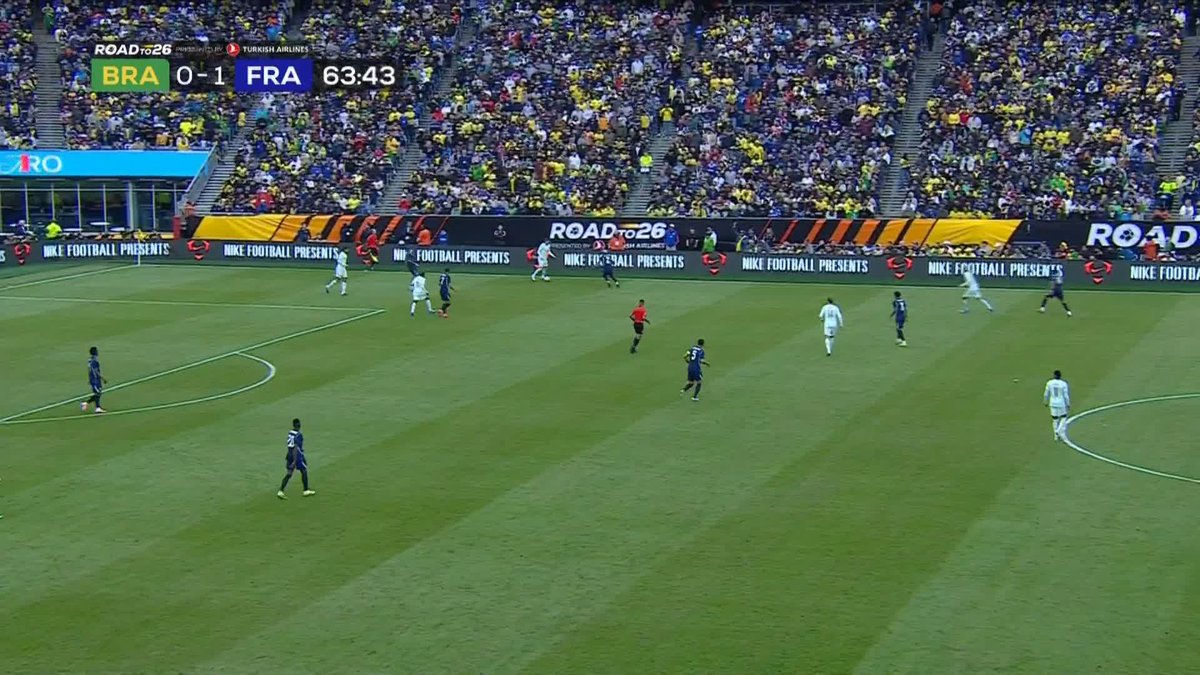 Hugo Ekitiké with the dinked finish! 🇫🇷⚽️ Another lightning-fast break and ten-man France lead Brazil 2-0!