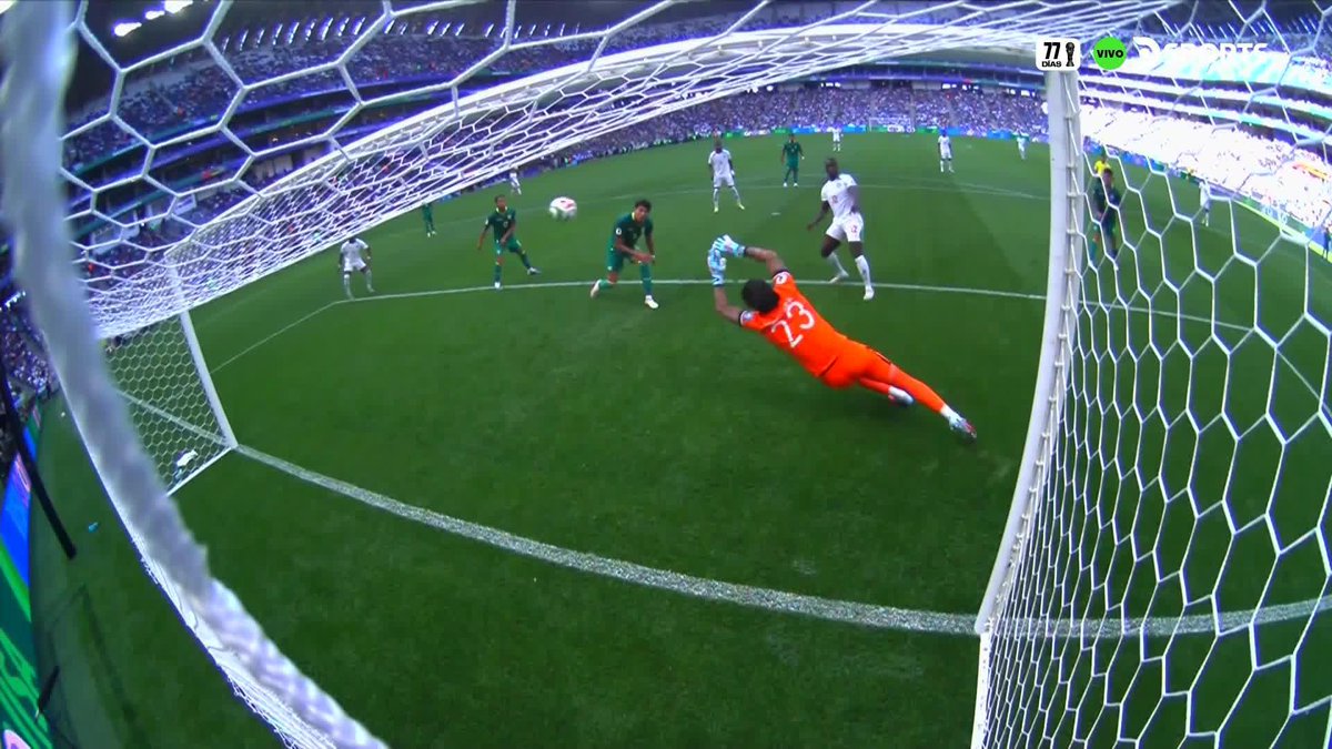 Guillermo Viscarra dejándose la vida misma en el repechaje a la Copa del Mundo 2026. Detuvo un tiro franco de gol de Surinam… ¡con el rostro! Providencial salvada del portero de Bolivia. 🇧🇴👏