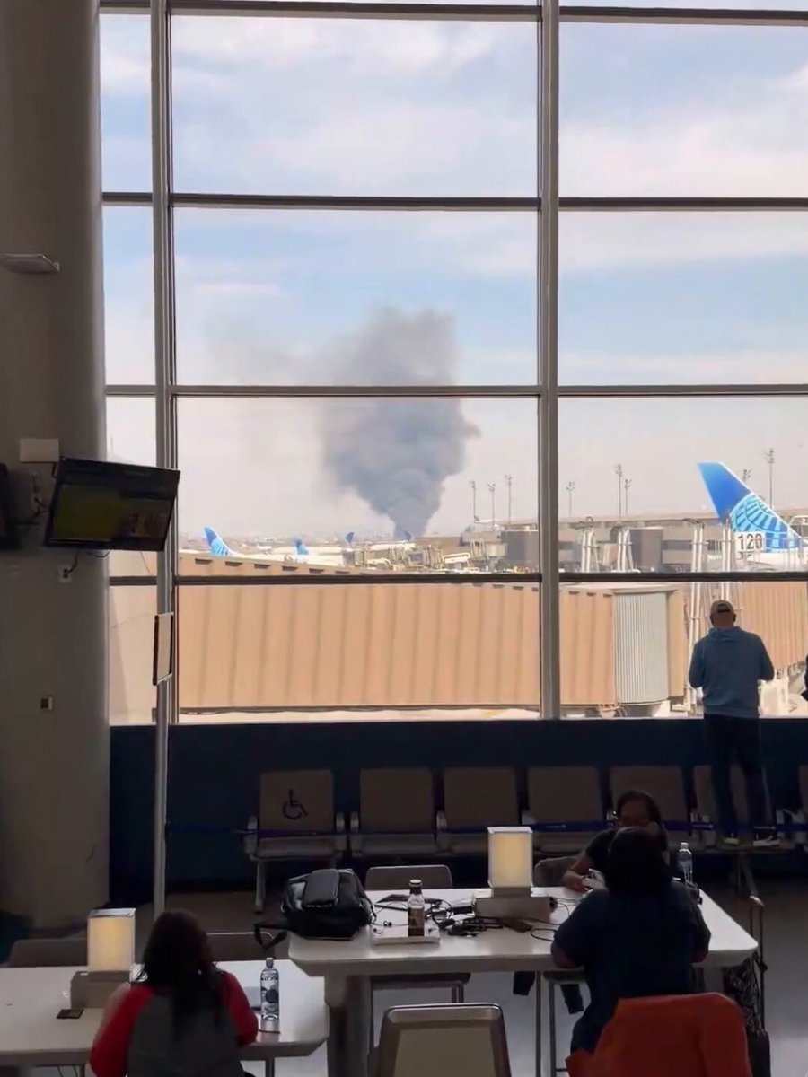 🚨 BLACK SMOKE ERUPTS NEAR NEWARK AIRPORT — AND PEOPLE ARE STARTING TO CONNECT THE DOTS A massive plume rising fast near active EWR terminals. They’re blaming it on a “brush fire.” This isn’t the first strange thing happening at airports lately… and it’s definitely not normal. Are airports being stress-tested right now… and why does it feel like it’s happening every single day?