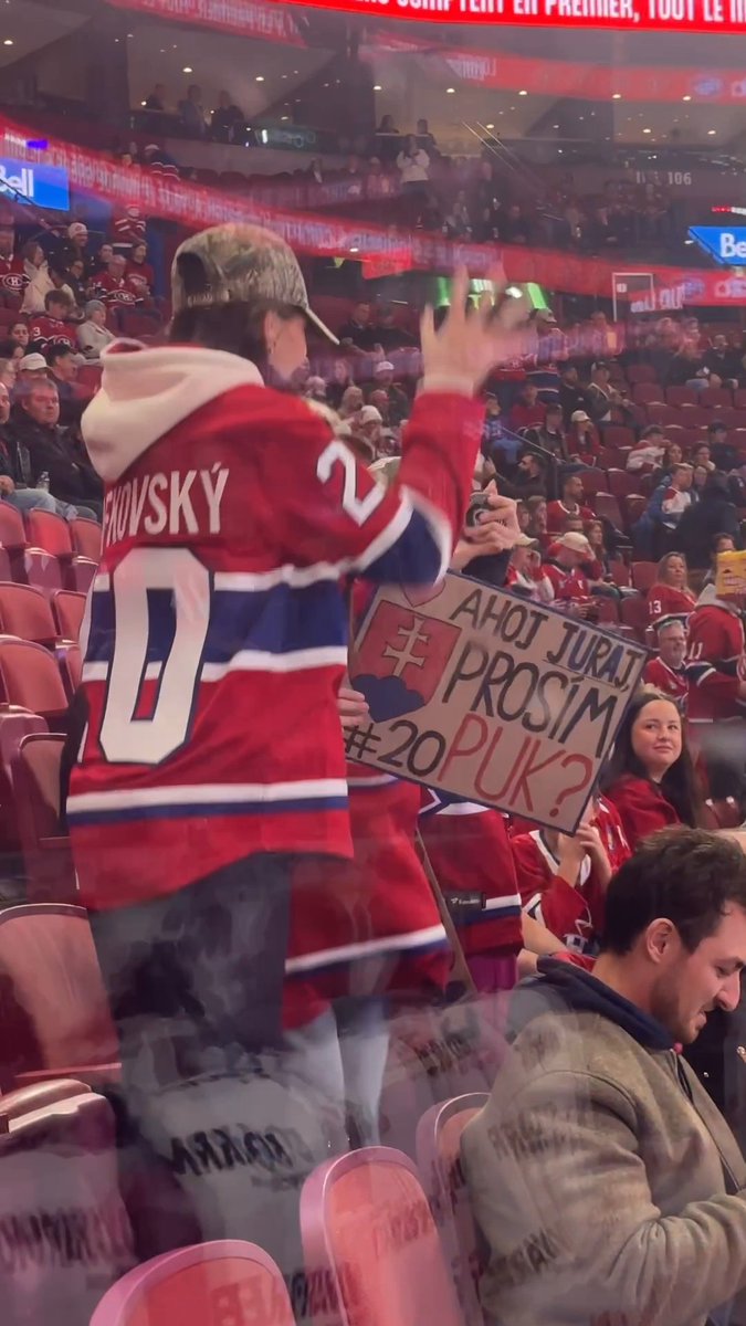 Look how excited these fans were to get a puck from Juraj Slafkovský! 🥹