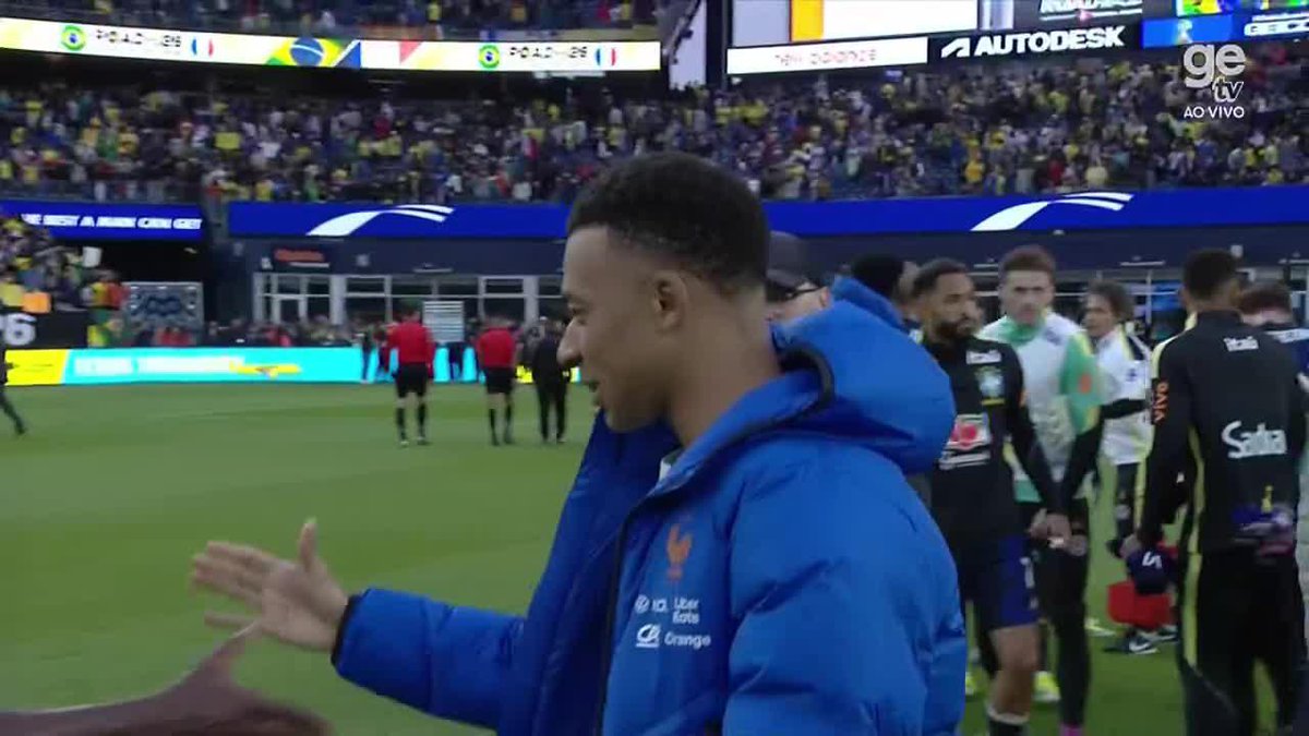 Vinicius Júnior e Mbappe depois de Brasil 1x2 França